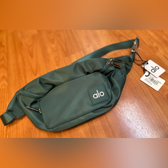 ALO Yoga Explorer Fanny Pack. Brand New never used. - Picture 4 of 6